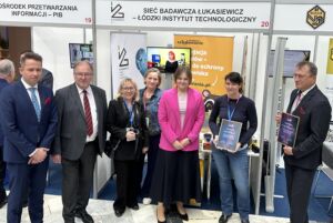 Nukowcy obok wiceminister Karoliny Zioło-Pużuk