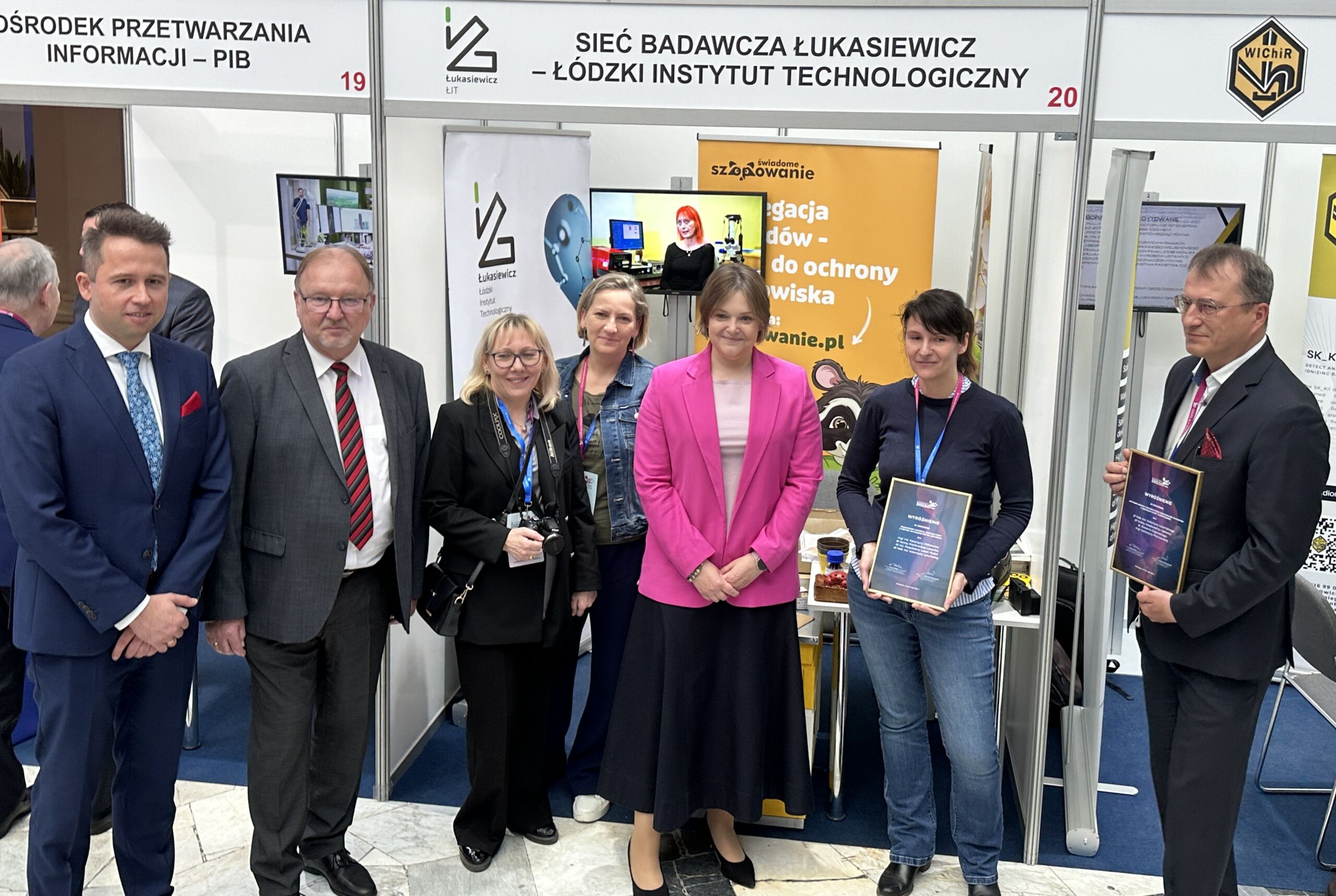Nukowcy obok wiceminister Karoliny Zioło-Pużuk