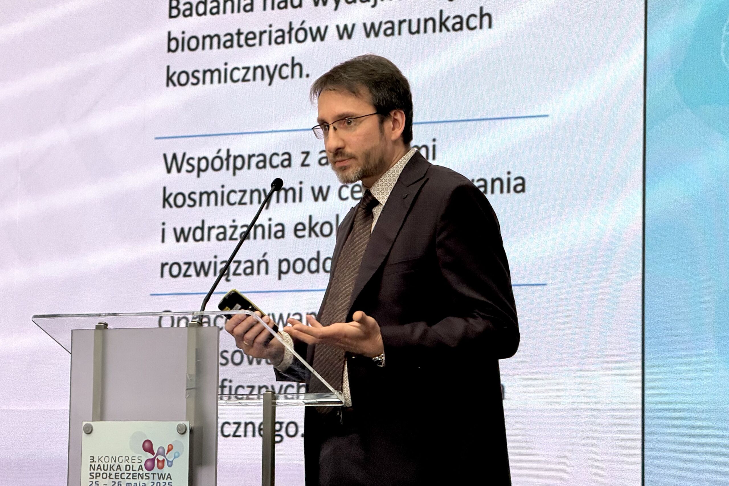 Naukowcie z Łódzkiego Instytutu Technologicznego bierze udział w sesji na temat wdrożeń