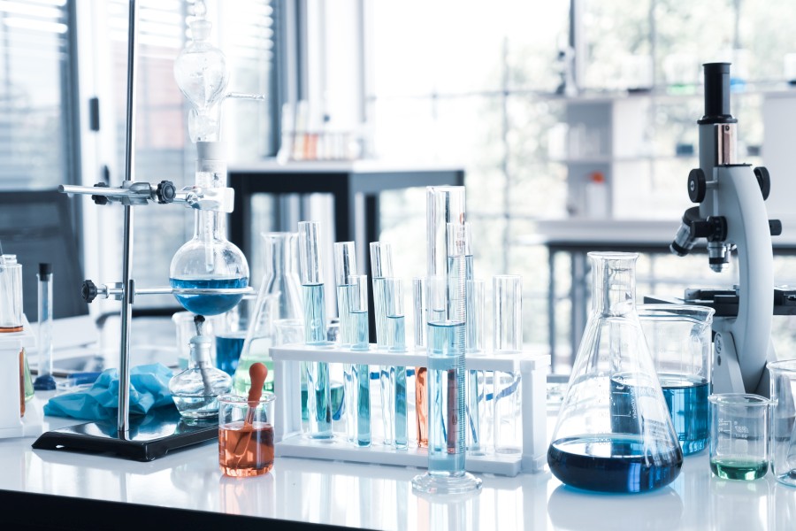 Sprzęty laboratoryjne, probówki z płynami, mikroskop, palnik i inne