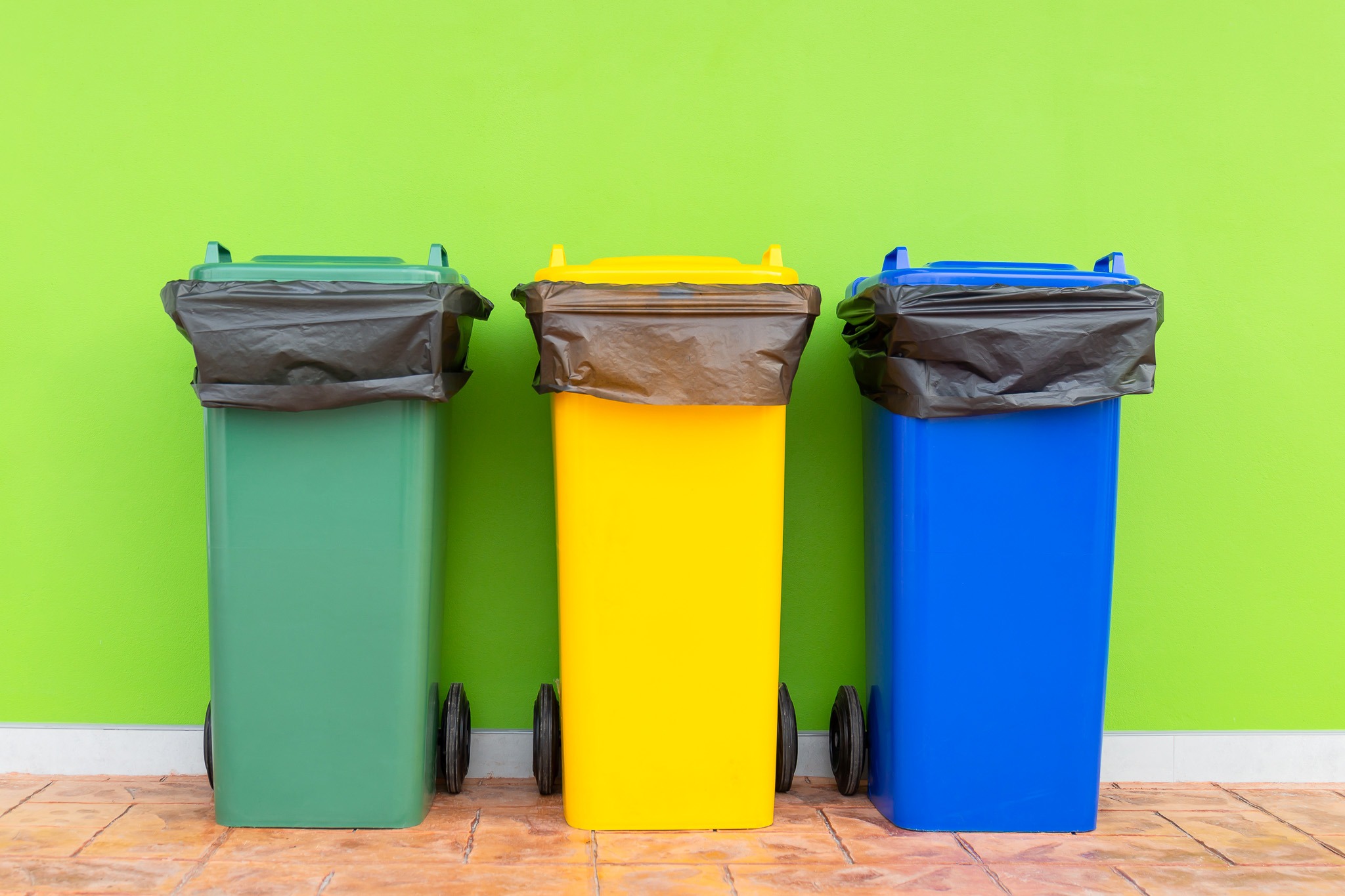Różnokolorowe pojemniki do zbierania materiałów pochodzących z recyklingu.