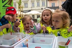 Dzieci na stoisku edukacyjnym robią żelki