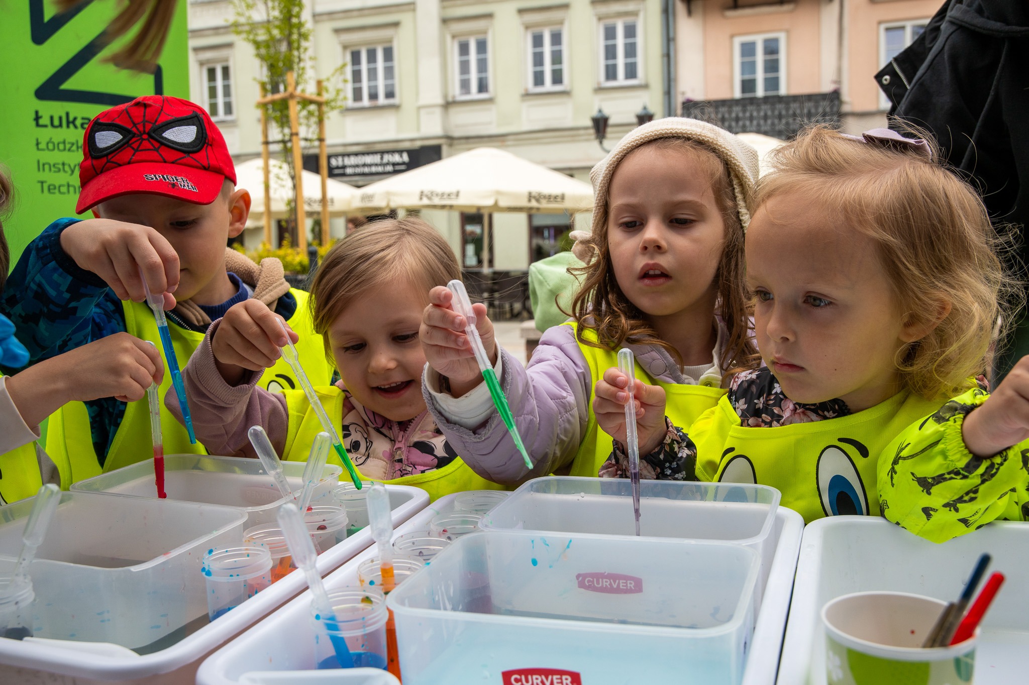 Dzieci na stoisku edukacyjnym robią żelki