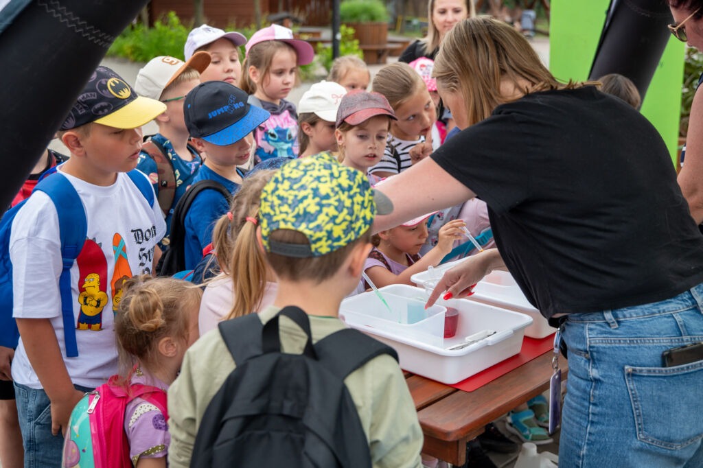 Dzieci na stoisku edukacyjnym robią żelki.