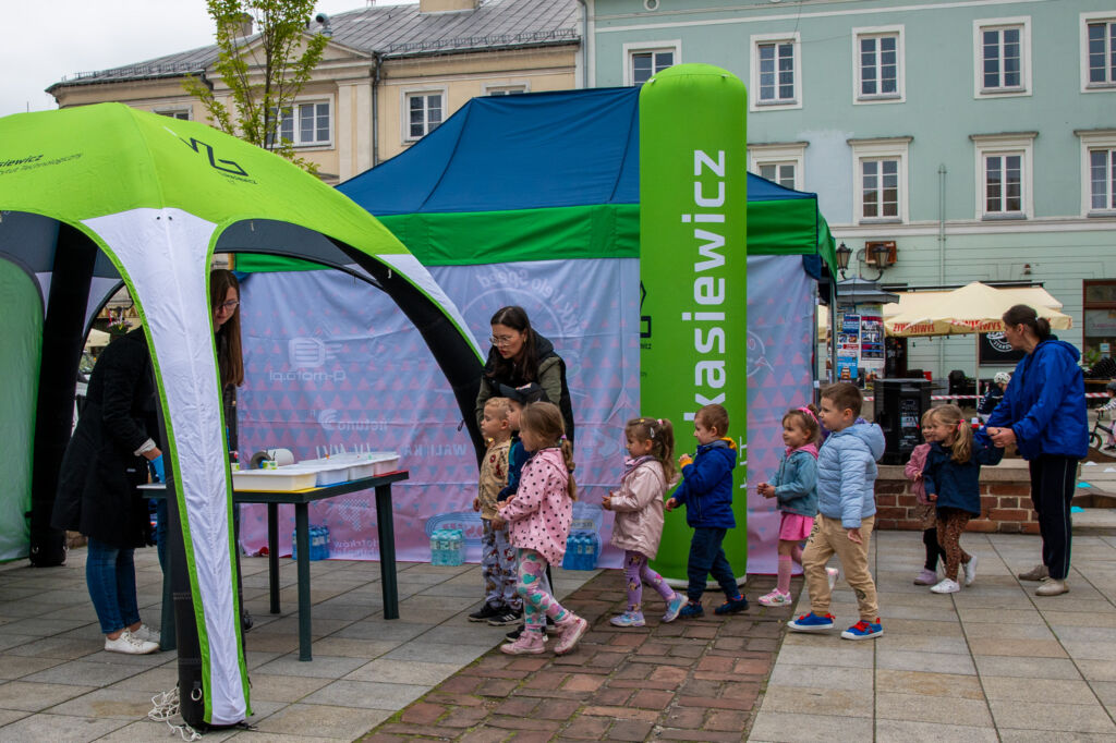 Namiot Łódzkiego Instytutu Technologicznego. Kolejka dzieci przed nim.