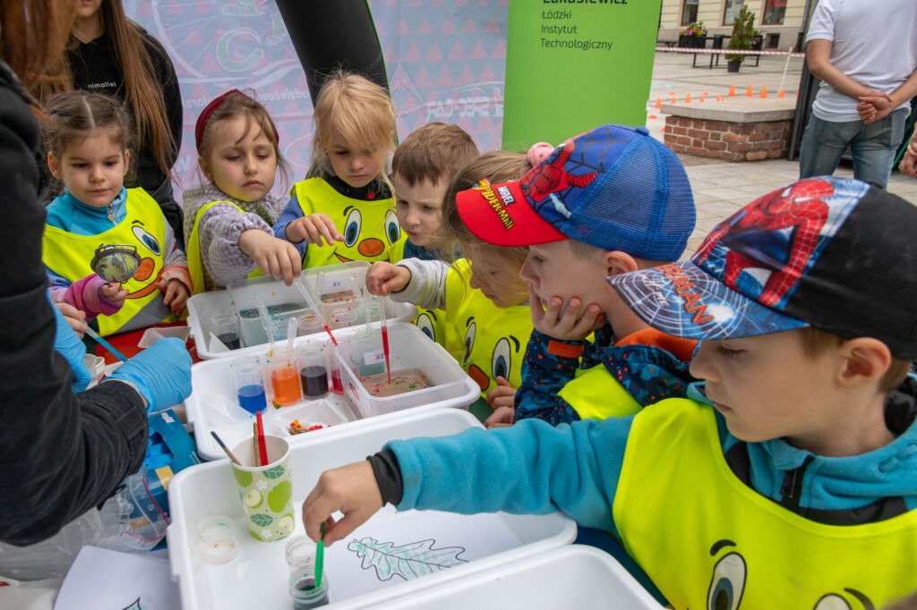Dzieci na stoisku edukacyjnym
