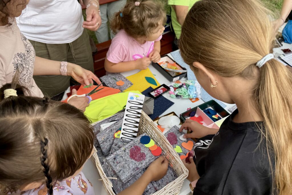 Dzieci na stoisku edukacyjnym robią eksperymenty