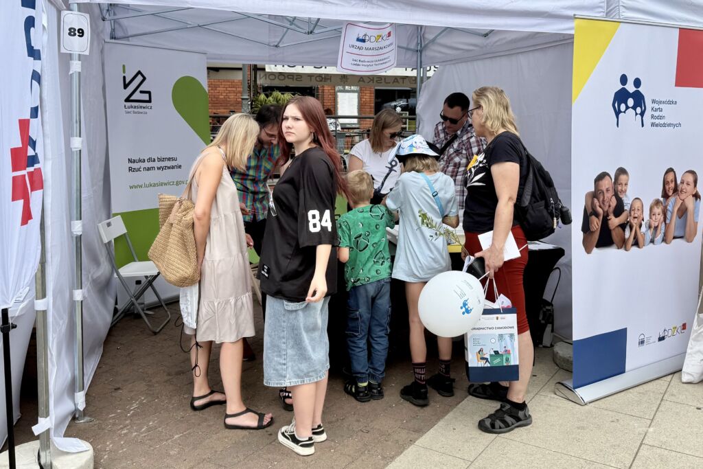 Kilka osób zaciekawionych ogląda eksperymenty