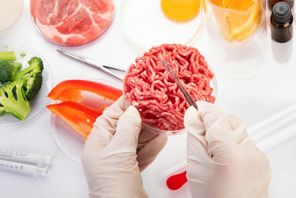 Asystent laboratoryjny w laboratorium jakości żywności. Badanie kultur komórkowych w celu badania nasion modyfikowanych genetycznie. Widok z góry.