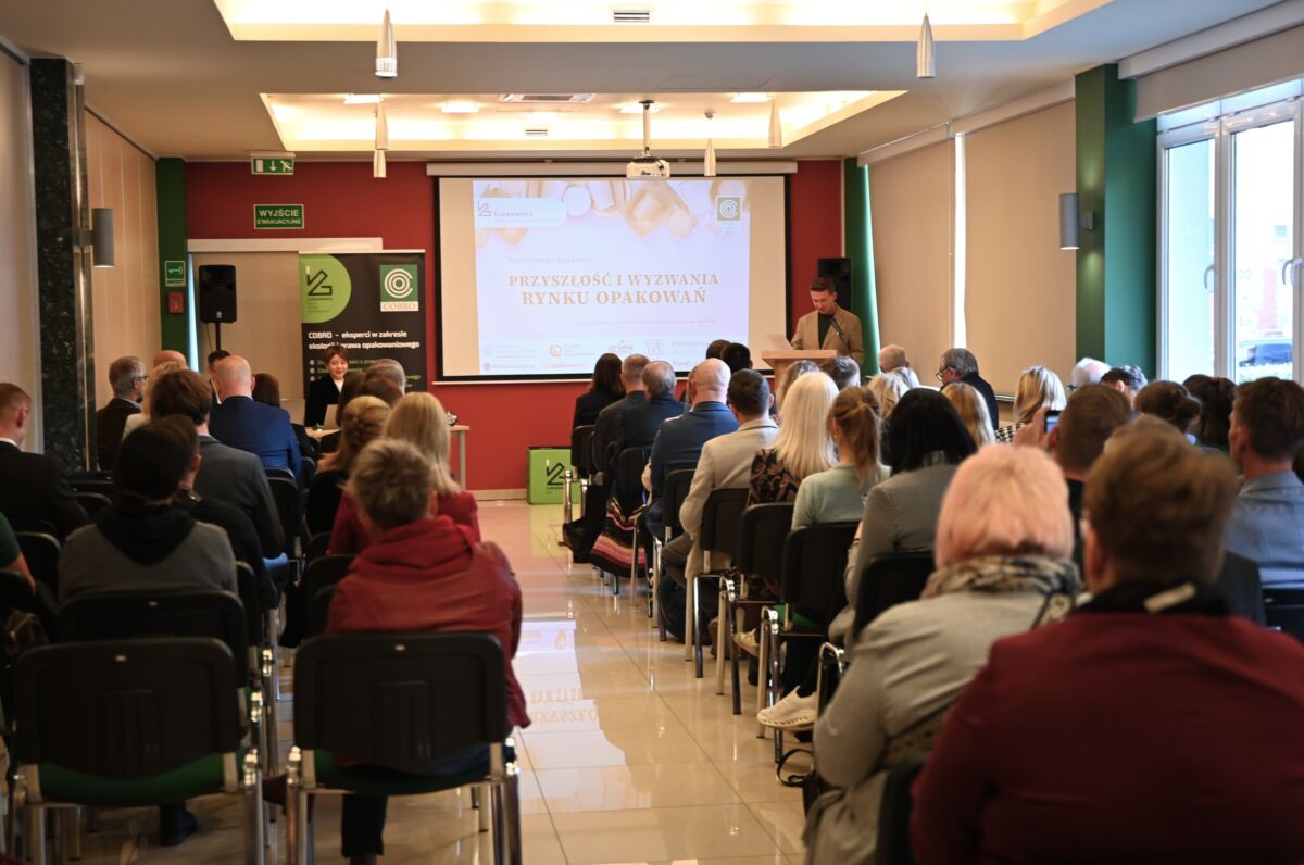 Uczestnicy konferencji siedzą na sali