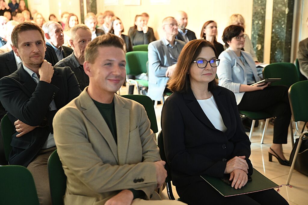 Grupa uczestników konferencji.