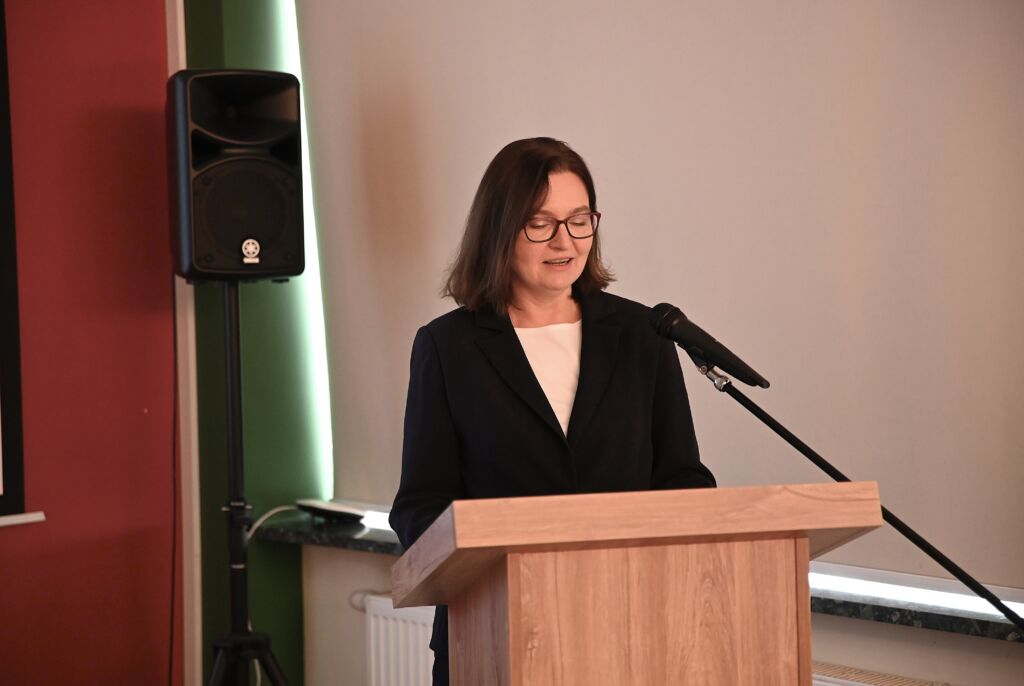 Wiceminister klimatu i środowiska Anita Sowińska wygłasza wykład.
