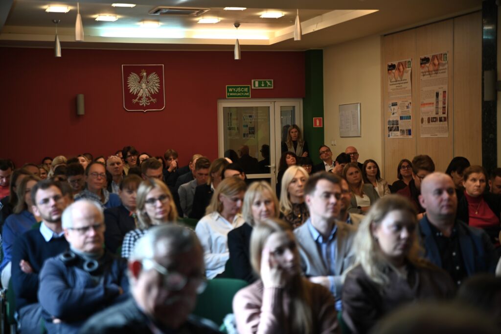 Uczestnicy konferencji siedzą na sali.