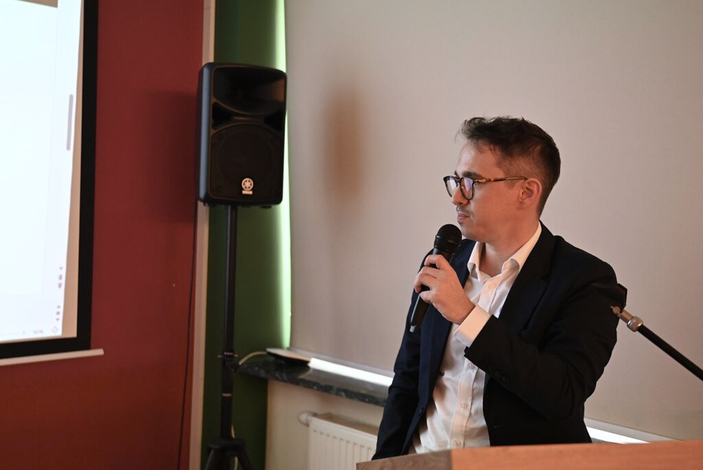 Prelegent biorący udział w konferencji.