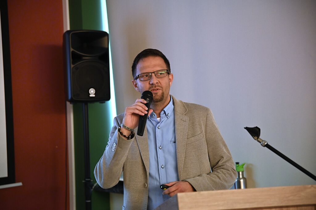 Prelegent biorący udział w konferencji.