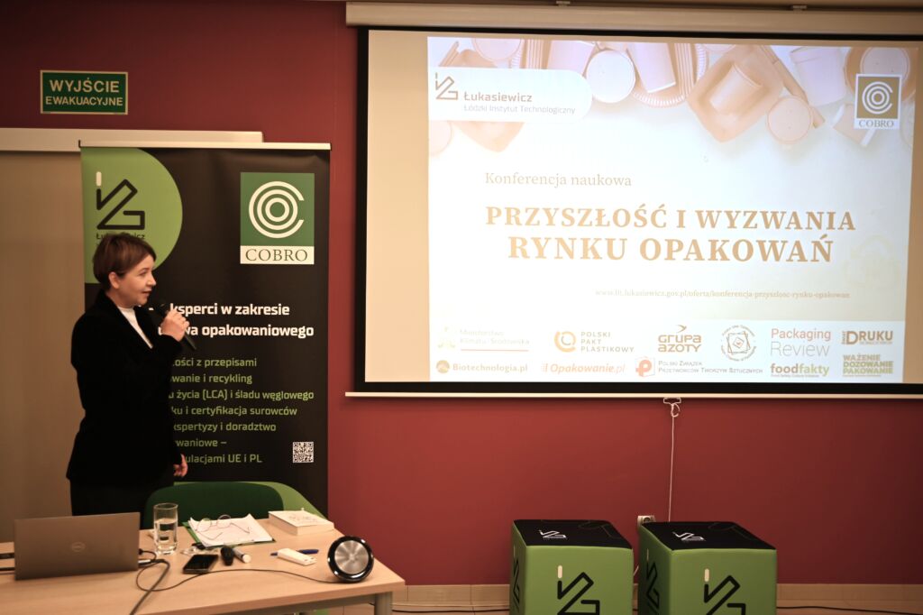 Prowadząca konferencję wita gości.