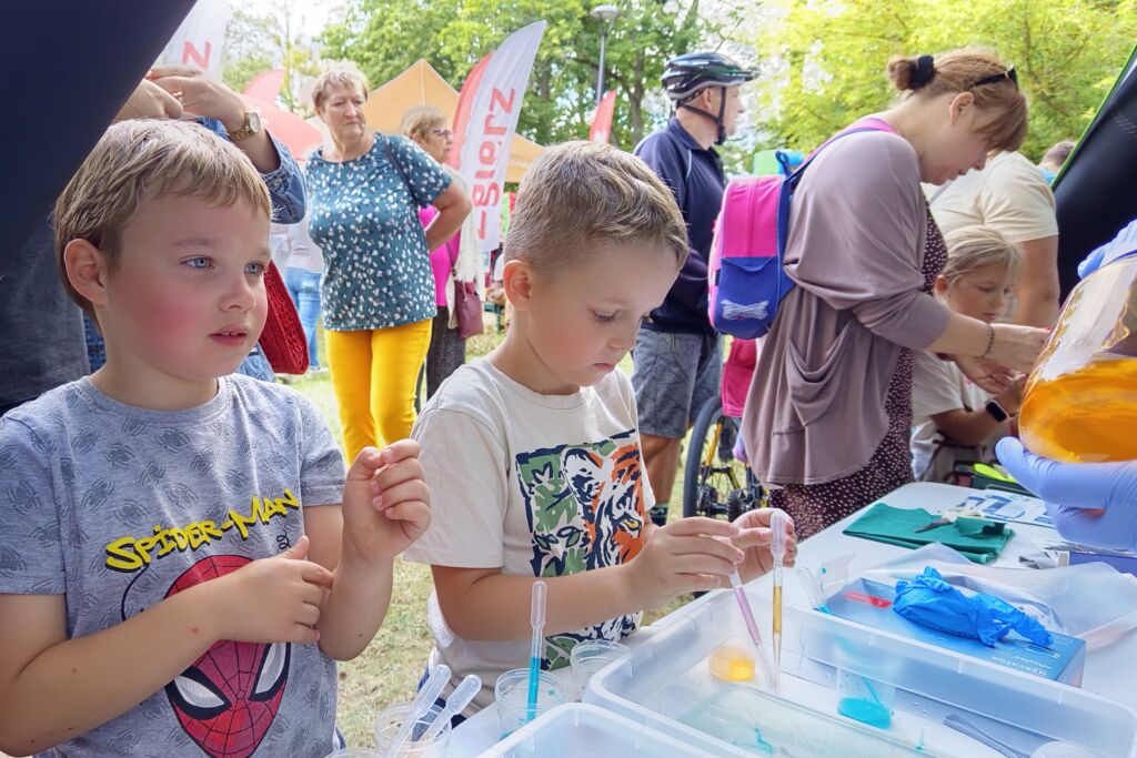 Dzieci biorą udział w eksperymentach naukowych.