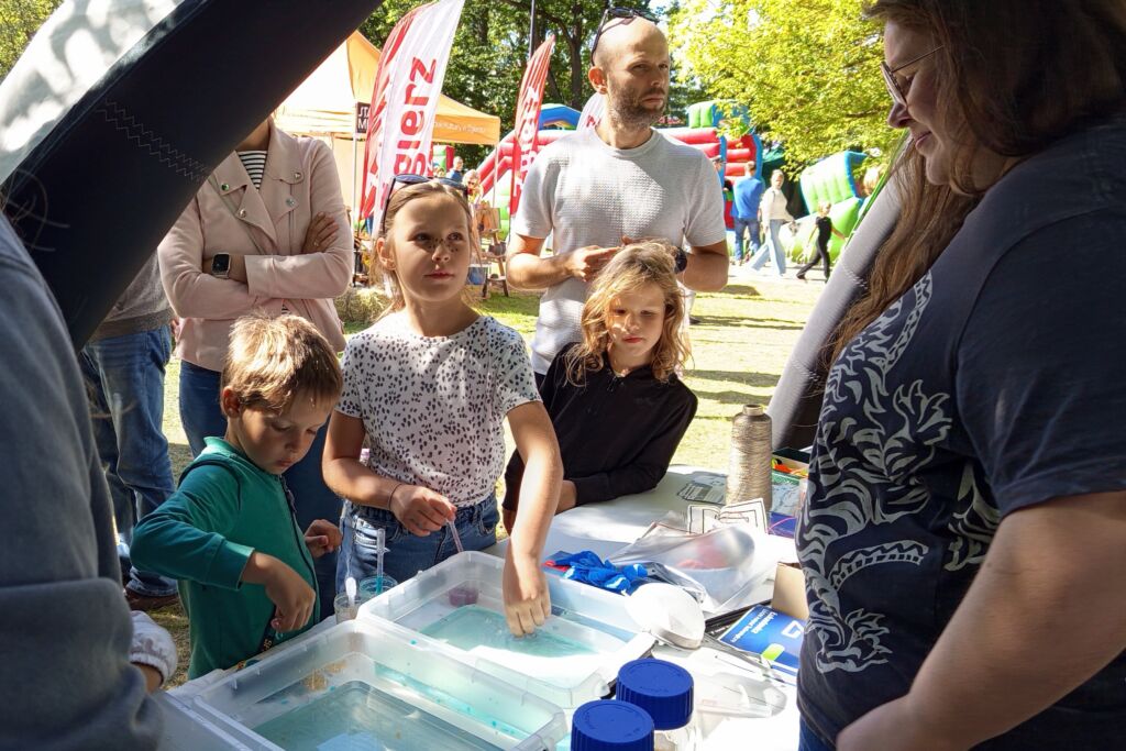 Dzieci biorą udział w eksperymentach naukowych.