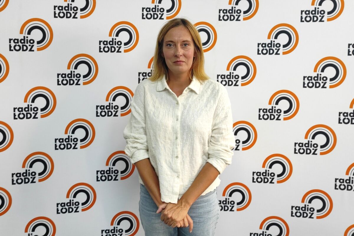 Katarzyna Miśkiewicz na tle ścianki reklamowej Radia Łódź