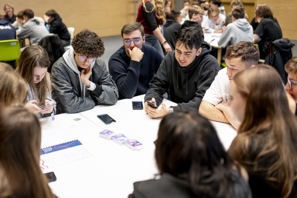 Młodzież przy stoliku