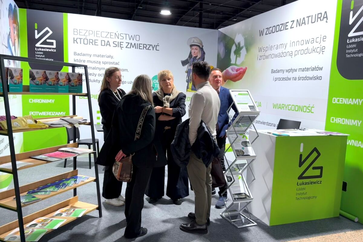 Ludzie przy stoisku targowym