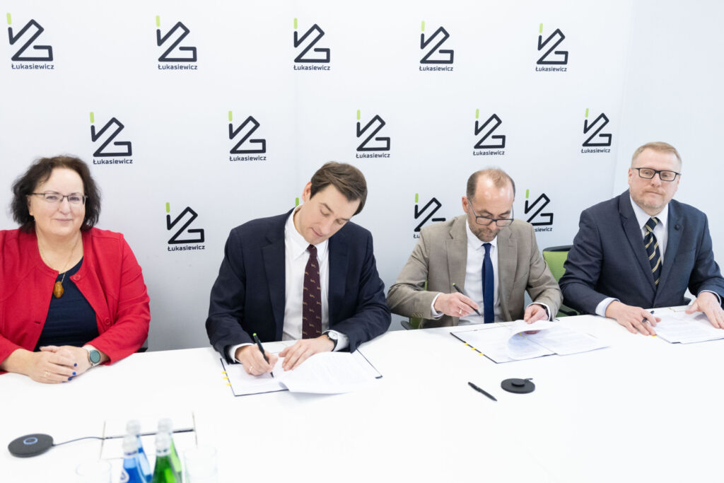 Podpisanie umowy o strategicznym partnerstwie. Przedstawiciele wszystkich stron.