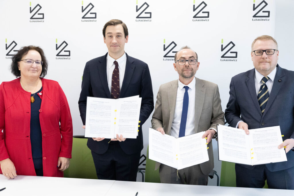 Podpisanie umowy o strategicznym partnerstwie. Przedstawiciele wszystkich stron.