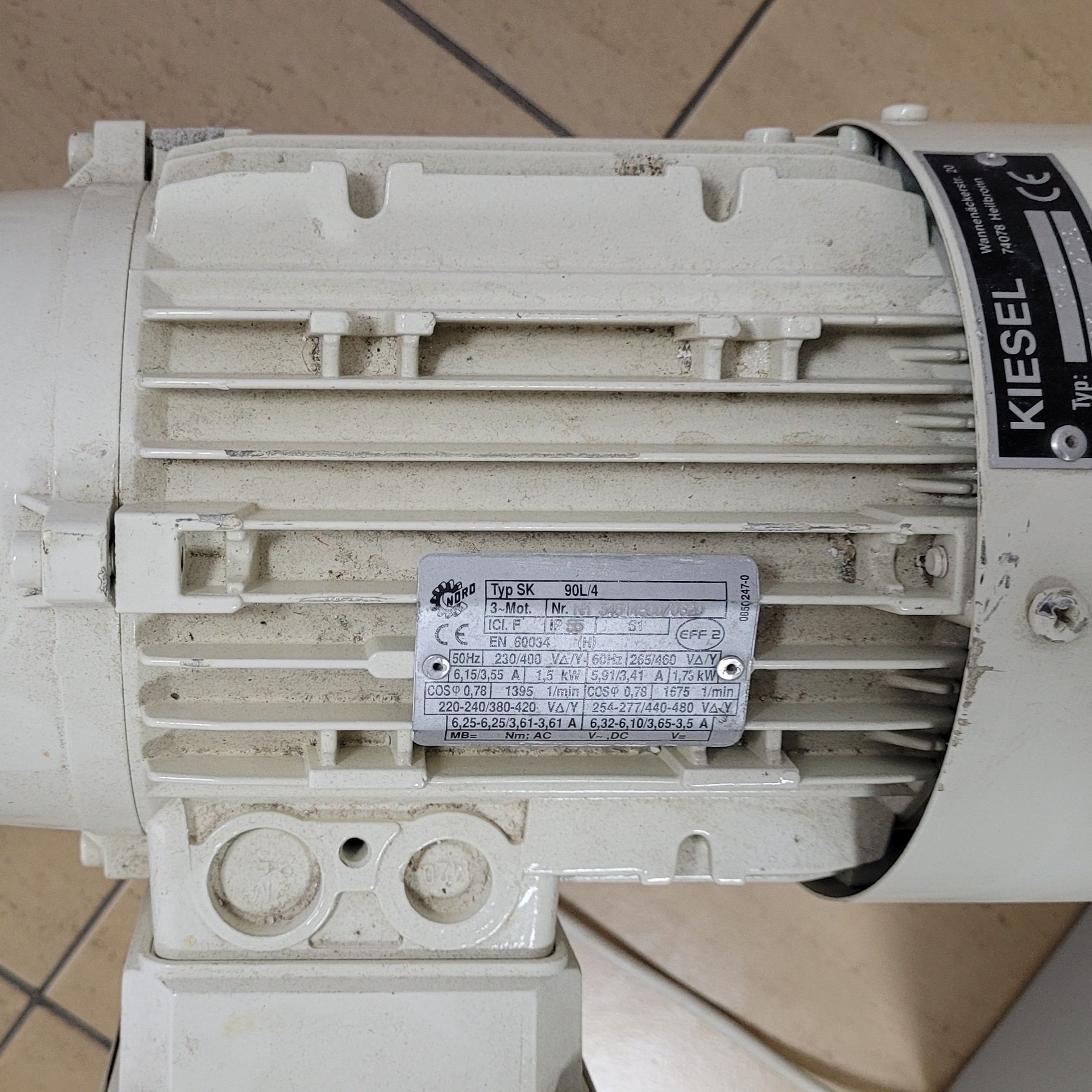 Układ do formowania mieszaniny powlekającej materiał opatrunkowy