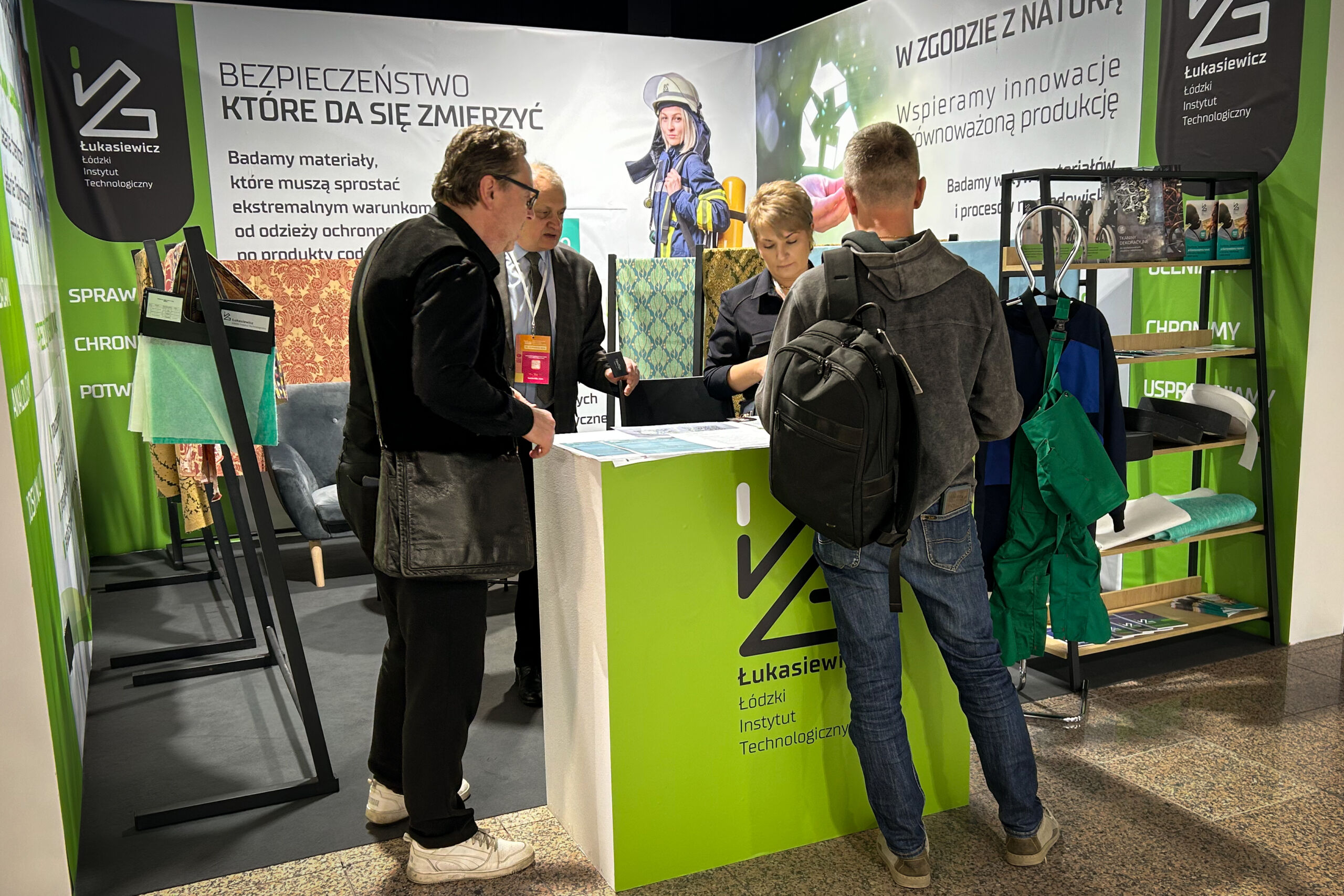 Stoisko instytutu odwiedzają klienci