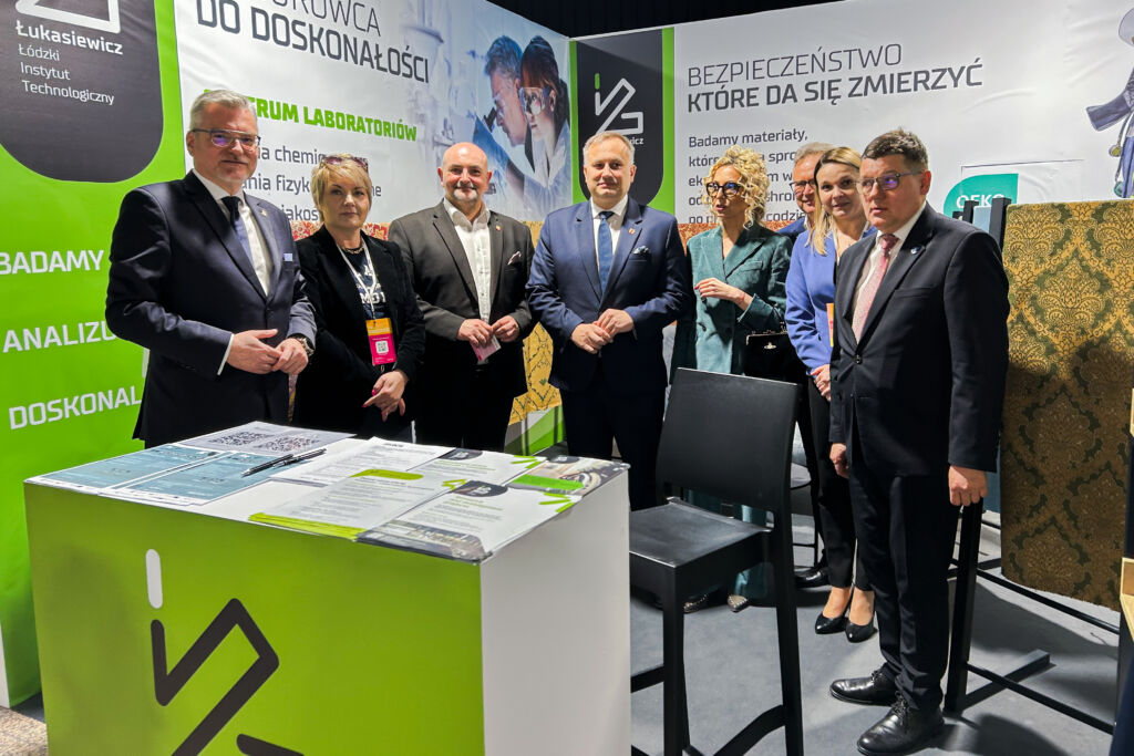 Goście na stoisku targowym Łukasiewicz - ŁIT 