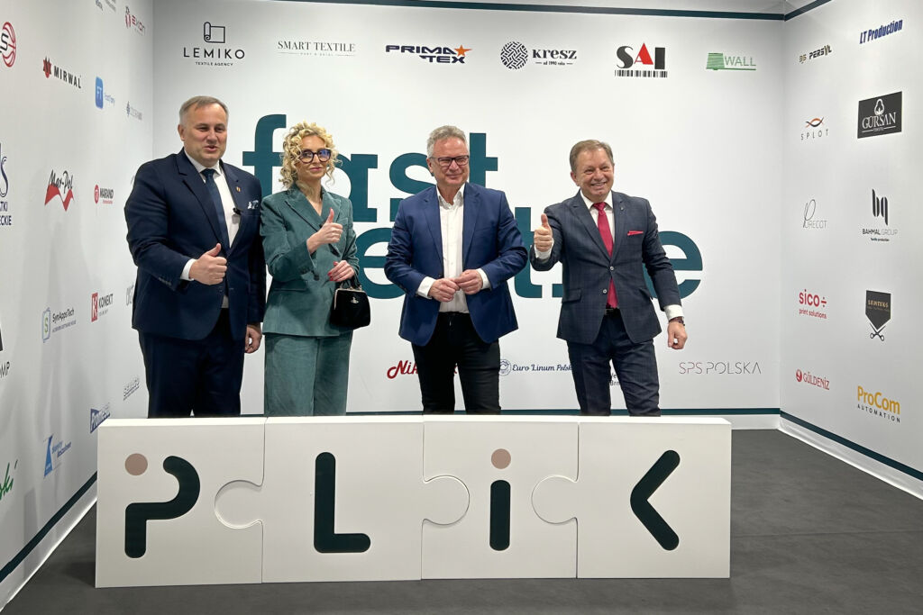 Goście na stoisku targowym Łukasiewicz - ŁIT 