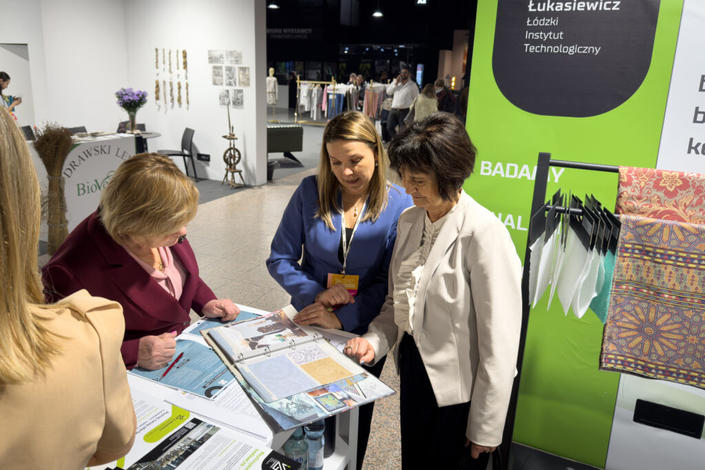 Stoisko instytutu odwiedzają klienci