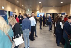 Ludzie odwiedzający stoiska