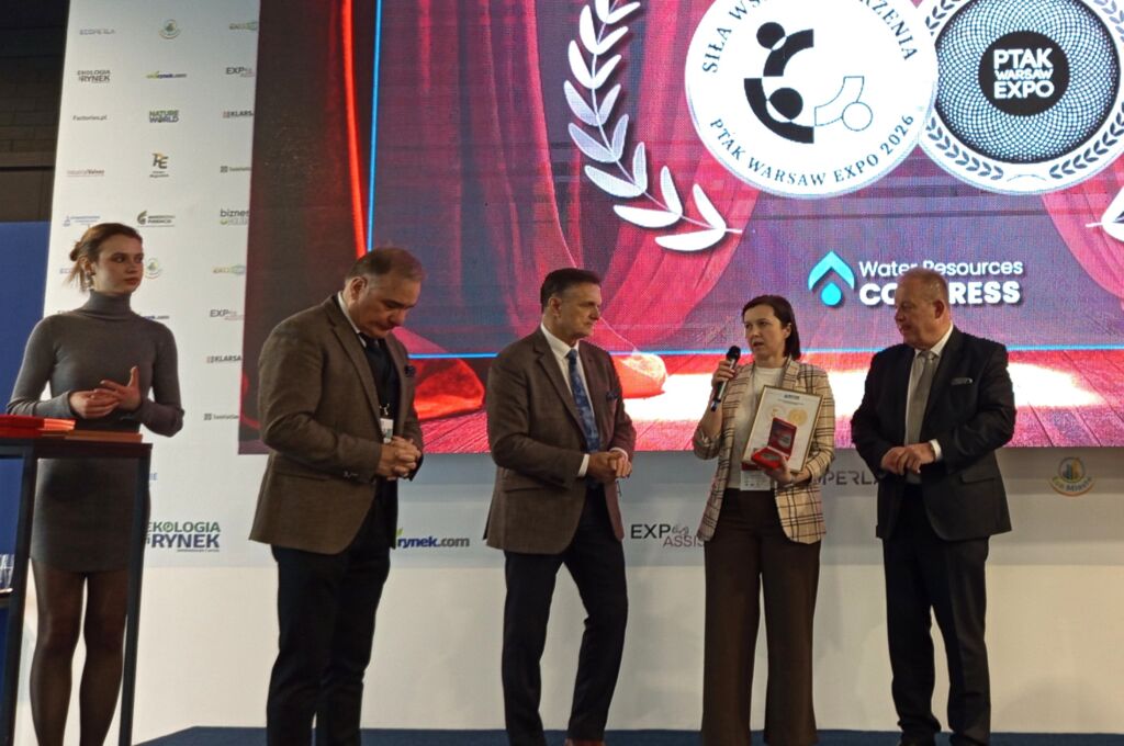 Przedstawicielka Sieci Badawczej Łukasiewicz - Łódzkiego Instytutu Technologicznego odbiera wyróżnienie