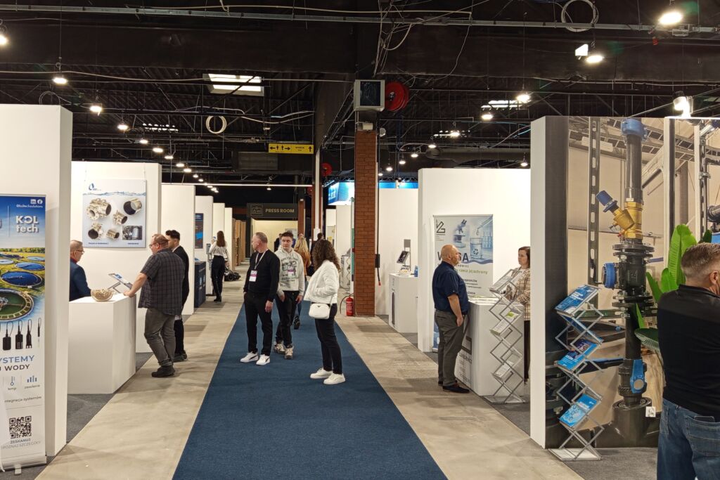 Ludzie odwiedzający targi