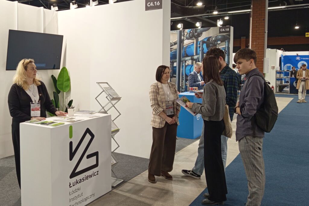 Ludzie przy stoisku Łódzkiego Instytutu Technologicznego