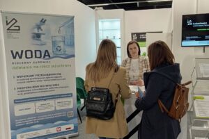 Ludzie przy stoisku targowym