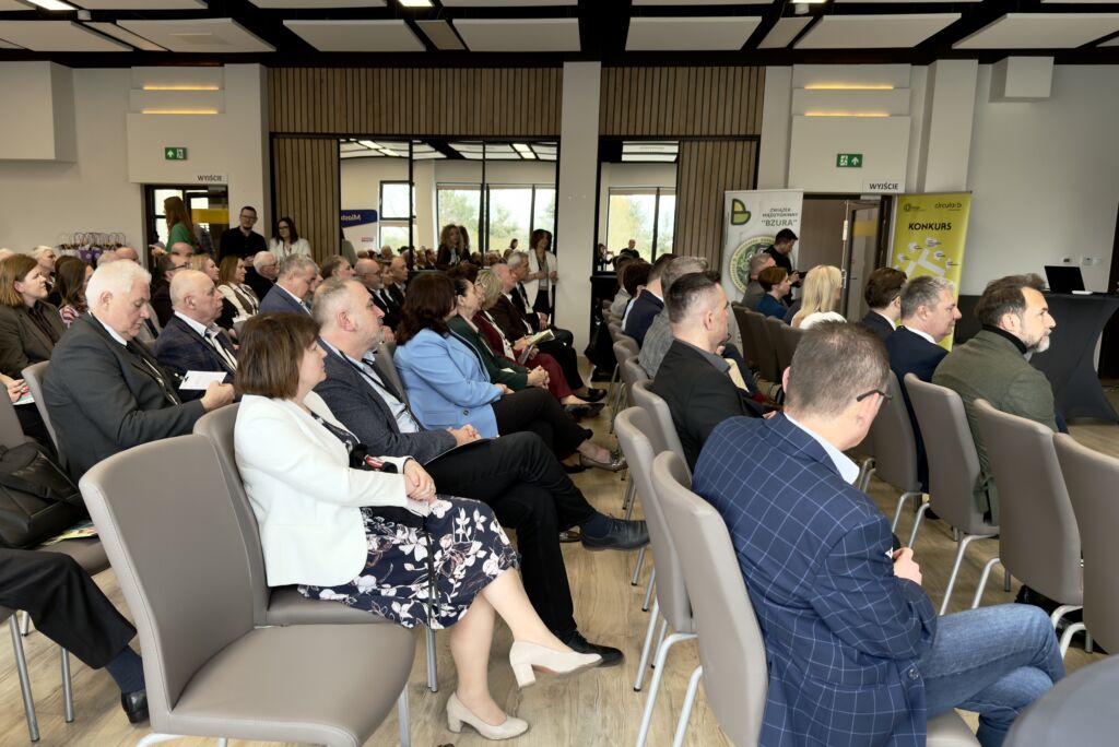 Uczestnicy konferencji słuchają wystąpienia na sali.