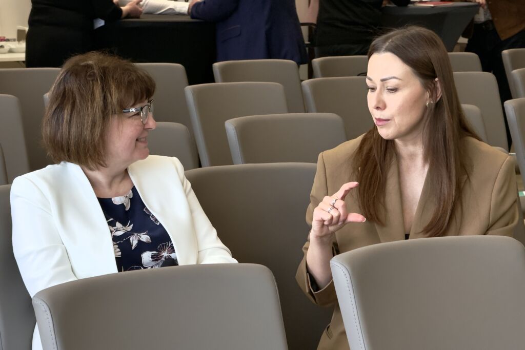 Dyrektor instytutu Renata Żyłła rozmawia z uczestniczką festiwalu.