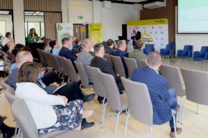 Uczestnicy festiwalu cyrkularności siedzą na sali konferencyjnej