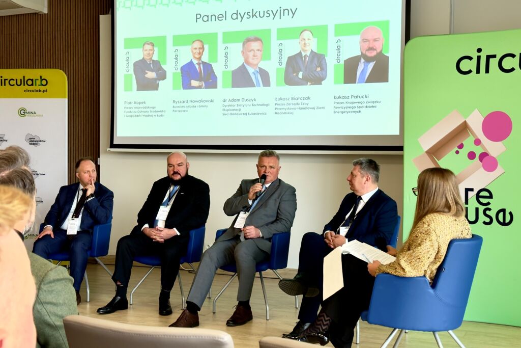 Paneliści biorą udział w dyskusji.