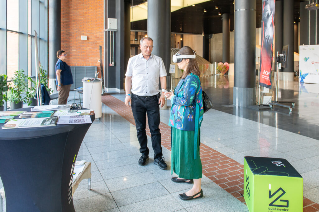 Pani testuje okulary VR na stoisku Łódzkiego Instytutu Technologicznego.