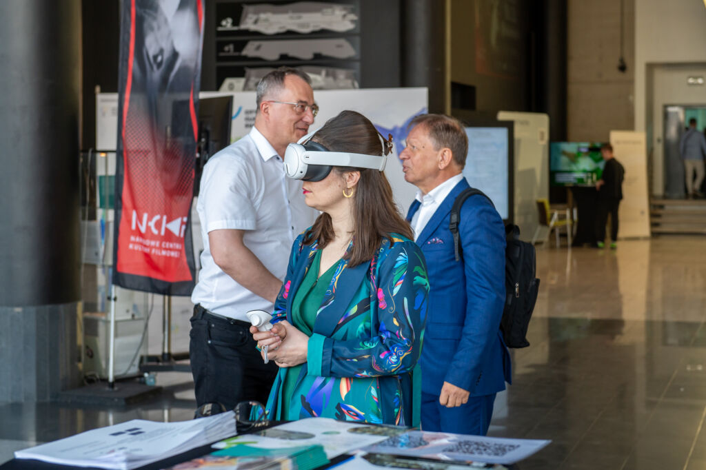 Pani testuje okulary VR na stoisku Łódzkiego Instytutu Technologicznego.