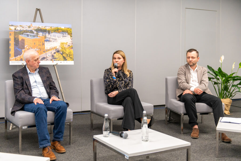 Uczestnicy debaty eksperckiej poświęconej współpracy nauki i biznesu. 